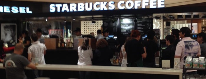 Starbucks is one of Lugares favoritos de Raphael.