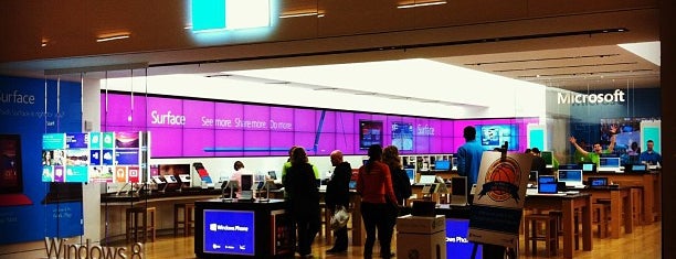 Microsoft Store is one of สถานที่ที่ Richard ถูกใจ.