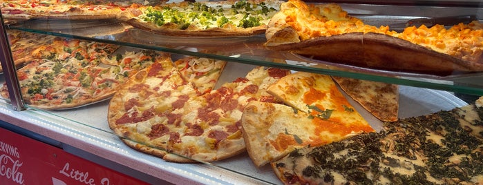 Little Italy Pizza is one of สถานที่ที่ Pete ถูกใจ.