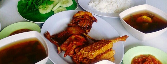Ayam Goreng Prapatan Khas Bandung is one of Wisata Kuliner Samarinda.