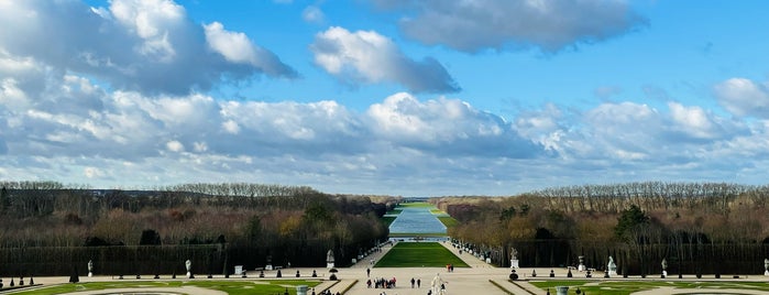 Versailles Palace is one of London.