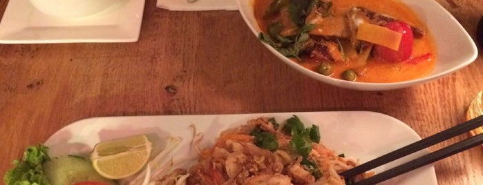 Rakang Thai Restaurant is one of Amsy delicious.