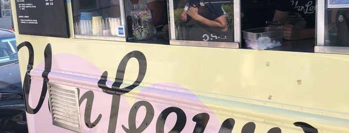 Van Leeuwen Artisan Ice Cream Truck is one of Kimmie'nin Kaydettiği Mekanlar.