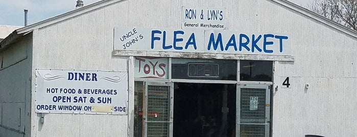 Uncle John's Flea Market is one of สถานที่ที่ David ถูกใจ.