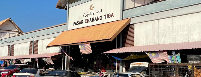 Pasar Chabang Tiga is one of Ganu Ganu. Sokmo.