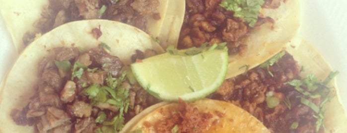 Tacos La Banqueta is one of Locais curtidos por Peter.