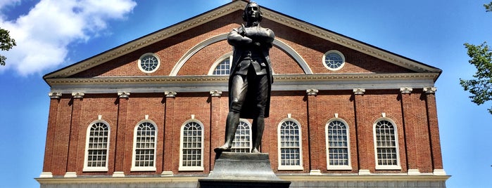 Faneuil Hall Building is one of Lizzieさんのお気に入りスポット.