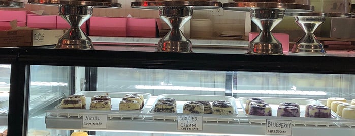 Little Cupcake Bakeshop is one of Lugares favoritos de Saba.