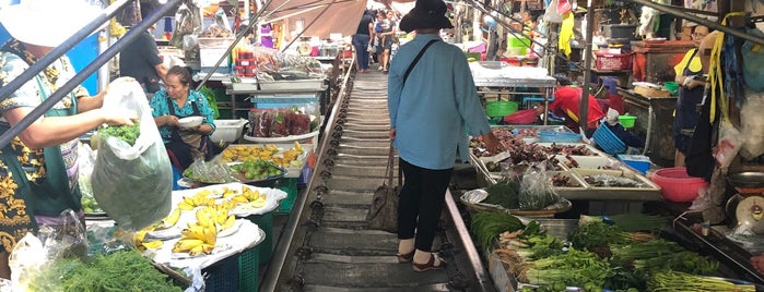 Maeklong Market is one of Lieux sauvegardés par Anna.