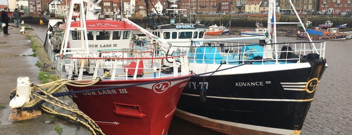 Whitby Harbour is one of Tempat yang Disukai Robbo.