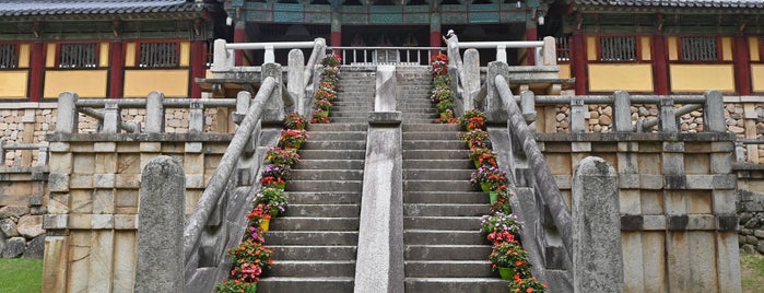 Bulguksa is one of สถานที่ที่ Meri ถูกใจ.