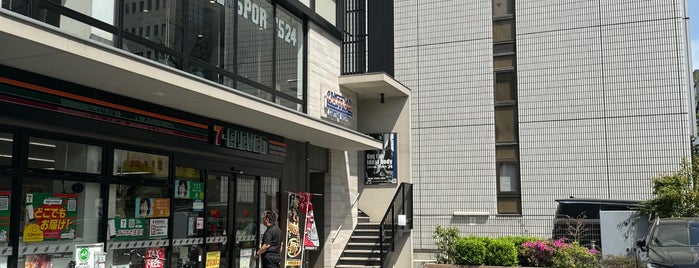 セブンイレブン 千代田三番町店 is one of 都心の駐車場付コンビニ.