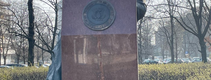 Pomnik Ronalda Regana is one of สถานที่ที่ Matei ถูกใจ.