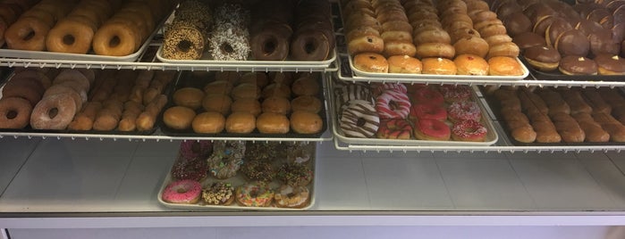 Hole In One Donuts is one of สถานที่ที่ Glenn ถูกใจ.