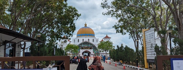Masjid Selat Melaka is one of Tempat Menarik di Melaka.