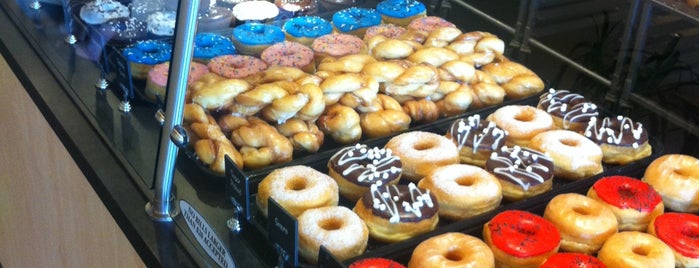 Dot Donuts is one of สถานที่ที่ huskyboi ถูกใจ.