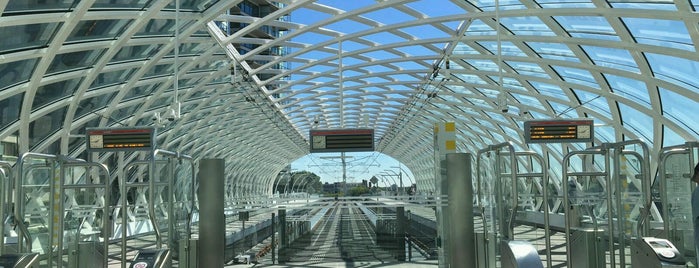 Tramhalte Centraal Station Boven is one of Tram 3.