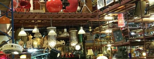 Papaya Vintage Furniture is one of สถานที่ที่บันทึกไว้ของ Lauren.