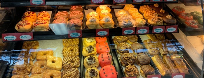 Love Bugs Donuts And Bakery is one of A'nın Beğendiği Mekanlar.