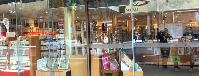 St Paul's Bookshop is one of Lieux qui ont plu à João.