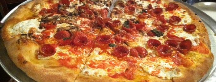 Grimaldi's Pizzeria is one of Pizzaiolo Badge - New York Venues.