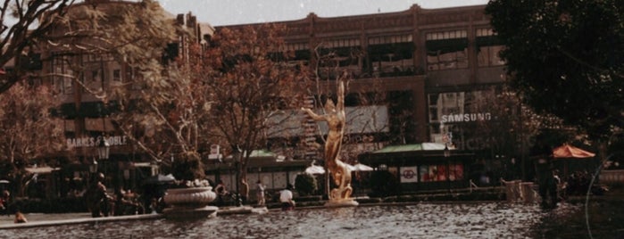 The Americana Golden Statue is one of Walter : понравившиеся места.