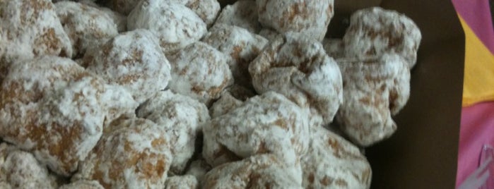 Fresh Donuts is one of Lugares favoritos de Leslie.