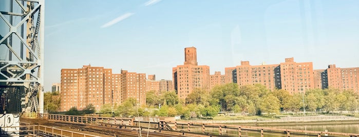 Metro-North Park Avenue Bridge (Bronx / Manhattan) is one of Tempat yang Disukai Eric.