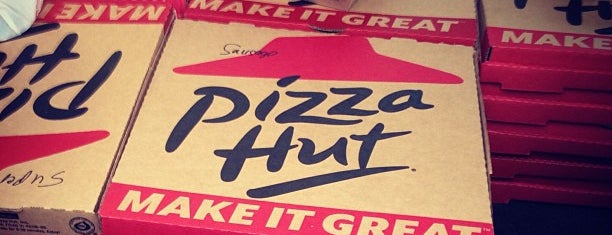 Pizza Hut is one of สถานที่ที่ Julie ถูกใจ.