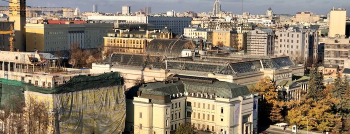 Смотровая площадка Храма Христа Спасителя is one of Москва смотреть.