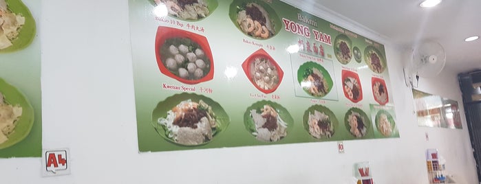 Bakmi Yong Yam is one of สถานที่ที่ George ถูกใจ.