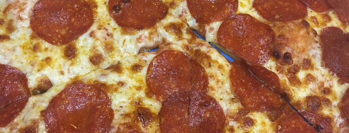 Domino's Pizza is one of สถานที่ที่ Chuk ถูกใจ.
