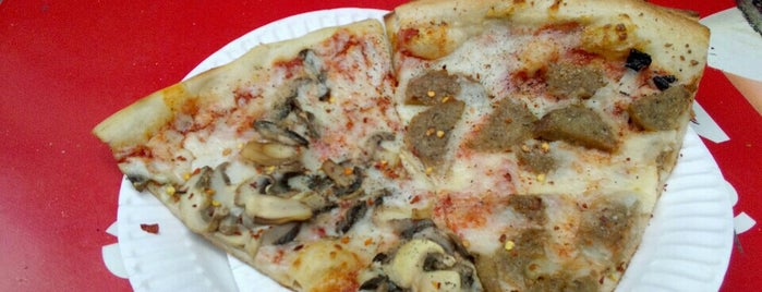 2 Brothers Pizza is one of Lさんのお気に入りスポット.