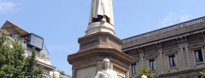 Statua a Leonardo da Vinci is one of Tempat yang Disukai Carl.