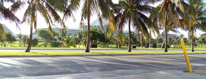 Centro de Convenciones @ Paradisus Cancún is one of carlos'un Beğendiği Mekanlar.