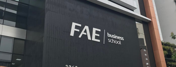 ‍FAE Business School is one of lugares.