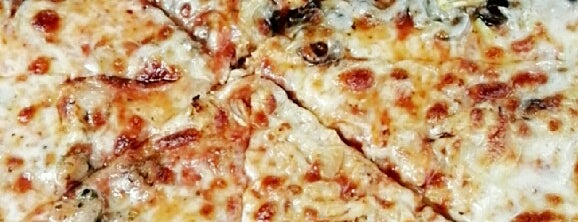 Yas Pizza is one of สถานที่ที่บันทึกไว้ของ Tamer.