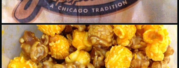 Garrett Popcorn Shops is one of Chicago: Ultimate Tourist Guide.