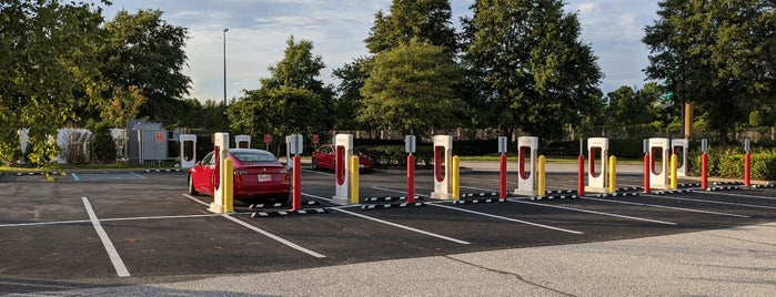 Tesla Supercharger is one of Orte, die Brian gefallen.