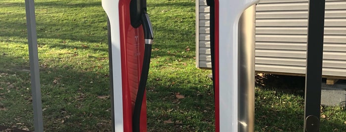 Tesla Supercharger Lexington is one of Tempat yang Disukai Brian.