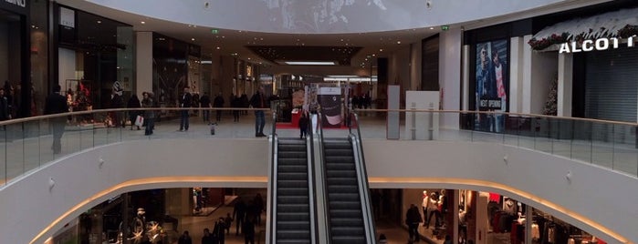 Tiare Shopping Centre is one of Lugares favoritos de Sveta.