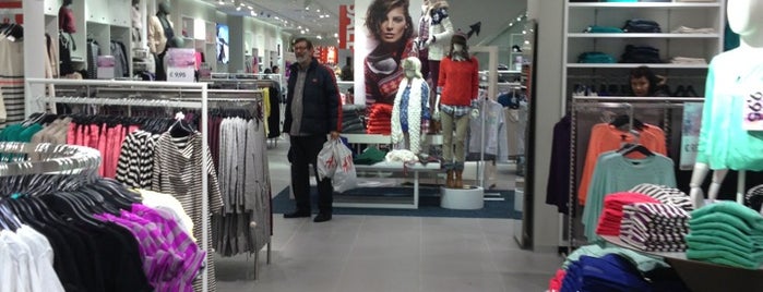 H&M is one of Hellen’s Liked Places.