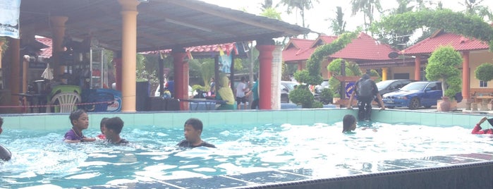 Sungai Limau Resort is one of Lugares favoritos de Eda.
