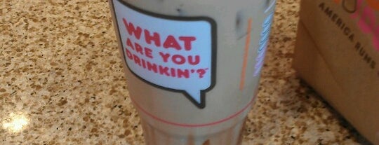 Dunkin' is one of Lugares favoritos de Tee.