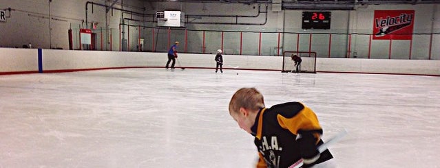 Velocity Hockey Center is one of Lugares favoritos de Jeremy.