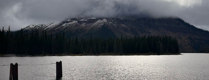 Two Medicine Lake is one of Banff, Jasper & Glacier National Park 🏔.