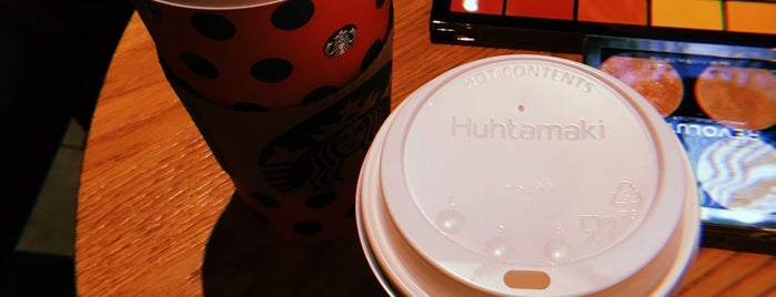 Starbucks is one of Mohsen 님이 저장한 장소.