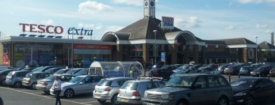 Tesco Extra is one of Lewisさんのお気に入りスポット.