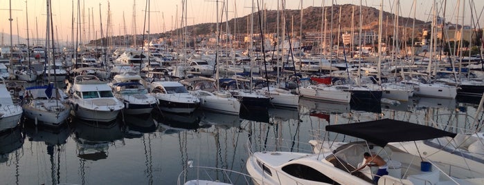 Çeşme Marina is one of Orte, die İzzet gefallen.