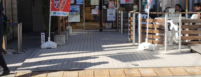 ファミリーマート 表参道北店 is one of コンビニ.